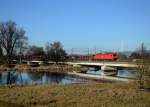 185 225 mit einem leeren Autozug am 08.01.2014 auf der Isarbrcke bei Plattling.