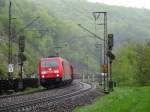 Am 10.5.13 war die 185 260 mit einem gemischtem Güterzug unterwegs. 
Hier rollt der Zug gemäglich durch den strömenden Regen die Geislinger Steige hinab. 