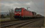 185 010-6 mit einen Aufliegerzug am 22.01.14 in Thüngersheim.