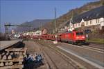 185 267-2 mit einem leeren Autozug unterwegs bei Lorch im Rheintal am 31. Januar 2014.