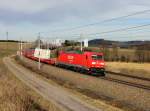 Der 185 306 mit einem KLV-Zug am 08.02.2014 unterwegs bei Haiding.