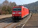 Durchfahrt am 06.03.2014 der Mannheimer 185 055-1 mit einem langem Redbull-Zug durch den Bahnhof von Horb auf der Gäubahn in Richtugn Singen (Hohentwiel).