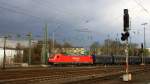 185 304-3 von Railion kommt aus Richtung Köln,Aachen-Hbf mit einem Kurzen Coilzug aus Linz-Voestalpine(A) nach Genk-Goederen(B) Aufgenommen vom Bahnsteig in Aachen-West bei Sonne und Regenwolken am 15.3.2014.