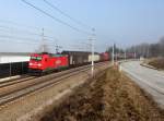 Die 185 211 mit einem Güterzug am 16.03.2012 unterwegs bei Schärding.