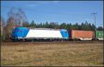 ITL 185 522 mit einem Containerzug am 20.03.2014 durch die Berliner Wuhlheide