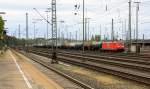 185 299-5 von Railion fährt mit einem langen Ölzug aus Antwerpen-Petrol(B) nach Basel(CH) bei der Ausfahrt aus Aachen-West und fährt in Richtung Aachen-Hbf,Köln. Aufgenommen vom Bahnsteig in Aachen-West bei Sonne und Regenwolken am Nachmittag vom 6.4.2014. 