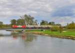 185 399 mit einem Stahlzug am 10.04.2014 auf der Isarbrücke bei Plattling.