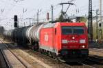 railion 185 203-7 rollt mit Kesselwagen durch München Heimeranplatz, 17.04.2010