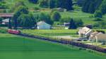 Frankreich, Lothringen, südlich von Sierk-les-Bains an der Mosel. Eine BR 185 der DB mit ihrem Fret hat die deutsche Moselstrecke bei Perl verlassen und fährt in Richtung Thionville/Woippy unter 25kV. Fotografiert vom Stromberg aus in Richtung Süden am 05.04.2014. 