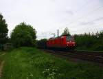 185 143-5 DB kommt aus Richtung Aachen-West,Laurensberg,Richterich, und fährt in Richtung Kohlscheider-Bahnhof,Herzogenrath,Neuss mit einem langen Autoleerzug aus Zeebrugge(B) und fährt in