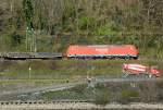 185 272-2 mit Flachwagen auf der gegenüberliegenden (von Remagen) Strecke - 28.03.2014