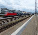 185 237 zieht einen Autotransportzug am 15.05.2014 durch den Regensburger Hauptbahnhof.