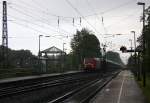 185 052-8 DB kommt durch Kohlscheid mit einem langen gemischten Güterzug aus Osnabrück nach Kortenberg-Goederen(B) und fährt die Kohlscheider-Rampe hoch nach Aachen-West ujnd fährt in Richtung Richterich,Laurensberg,Aachen-West.
Bei einem Regenschauer am Abend vom 13.5.2014.
Und das ist mein 3200tes Bahnbild bei http://WWW.Bahnbilder de. 