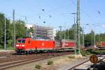 185 145-0 DB kommt aus Richtung Köln,Aachen-Hbf mit einem langen Contanierzug aus Gallarate(I) nach Zeebrugge(B) und fährt in Aachen-West ein. Aufgenommen vom Bahnsteig in Aachen-West bei Sommerwetter am 6.6.2014.