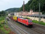185 049-4 zieht am 28. Juni 2014 einen KLV-Zug durch Kronach in Richtung Saalfeld.