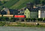 Durch Kaub mit einem gemischten Güterzug ist die 185 076-6 in Richtung Rüdesheim.
11.7.2014