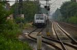 Ausgebremmst steht die 185 671-5 mit einem Kesselwagenzug in Korschenbroich im Ausweichgleis. 29.7.2014