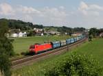 Die 185 392 mit einem Kohlezug am 25.07.2014 unterwegs bei Ergoldsbach.