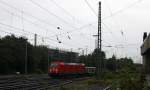 185 244-1 DB  kommt aus Richtung Köln,Aachen-Hbf,Aachen-Schanz mit einem langen Containerzug aus Gallarate(I) nach Genk(B) und fährt in Aachen-West ein.
Aufgenommen vom Bahnsteig in Aachen-West bei Regenwetter am 22.8.2014. 