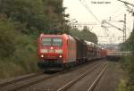 Eine besondere Situation am 24.09.2014 auf der Rollbahn in Hasbergen:  Während 185012 mit einem Güterzug in Richtung Münster durchfährt, rangiert 221134 von RTS einen Schwellenzug.