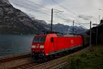 185 093-2 mit dem  Red Bull Zug  bei der Vorüberfahrt in Mühlehorn am Walensee.Bild vom 7.10.2014