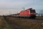 An Heiligabend 2013 fuhr 185 130-2 mit einem leeren Autozug westlich von Hügelheim in Richtung Norden vorbei.