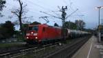 185 185-6 DB kommt durch Kohlscheid aus Richtung Aachen-West mit einem langen Kesselzug aus Antwerpen-Kanaaldok(B) nach Millingen und fährt in Richtung Herzogenrath,Neuss bei Regenwolken am Morgen vom 21.10.2014.
