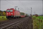 185 238-3 mit einen Containerzug bei Haarbach am 11.11.14 zu sehen.