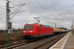 Die 185 166-6 mit einem Kesselwagenzug am 08.12.2014 in Nassenheide.