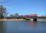 185 203 mit einem KLV am 20.03.2014 auf der Isarbrücke bei Plattling.