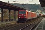 Durch Linz kommt die 185 260-7 nebst einer unbekannten 185 und der 145 035-8 mit einem Stahlzug gen Bonn gefahren. 18.1.2015