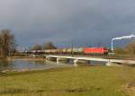 185 367 mit einem Kesselzug am 11.01.2015 auf der Isarbrücke bei Plattling.