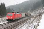 185 368-8 DB Schenker auf der Frankenwaldrampe bei Steinbach am 23.01.2015.