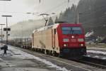 185 399-3 ist mit einen Stahlplattenzug am 25.02.15 in Jossa unterwegs.