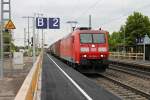 185 060-1 fuhr am 18.04.2014 mit einem Containerzug durch den Bahnhof von Müllheim (Baden) in Richtung Basel. Gruß an den netten Tf zurück!