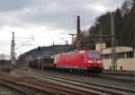 185 182-3 zieht am 28.Februar 2015 einen gemischten Gterzug durch Kronach in Richtung Saalfeld.