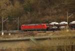 Auf dem rechten Neckarufer bei Haßmersheim kommt die 185 010-6 die Neckarstrecke gen Mannheim herunter gefahren. Am Haken hängt der sonntägliche Audi-Mittagszug. 15.3.2015