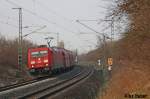 185 220 mit einem Güterzug am 20.03.2015 bei der Ausfahrt Weimar in Richtung Apolda.