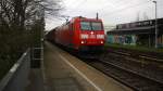 185 019-7 DB  kommt durch Kohlscheid mit einem langen Audi-VW-Zug aus Osnabrück nach Kortenberg-Goederen(B) und fährt die Kohlscheider-Rampe hoch nach Aachen-West und fährt in Richtung Richterich,Laurensberg,Aachen-West.
Bei Regenwolken am Abend vom 16.4.2015.