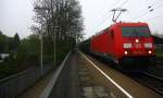 185 392-8 DB kommt die Kohlscheider-Rampe hoch aus Richtung Neuss,Herzogenrath mit einem langen Peugeot-Citroen-Auto-Zug aus Kolín(CZ) nach Zeebrugge-Pelikaan(B) und fährt durch Kohlscheid