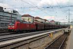 Am 24.06.2014 bespannte die 185 017-1 einen leeren Erzzug, als sie den Hauptbahnhof von Regensburg passiert.