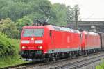 Züge fahren nun einmal auch im Regen - wie 185 137-7, welche 185 095-7 kalt in ihrem Zug mitführte. 18.06.2015