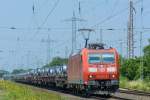 185 052-8 durchquert in der Mittagshitze des 04.07.2015 Ratingen-Lintorf.