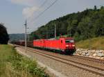 Die 185 351 und die 185 288 mit einem Güterzug am 08.08.2015 unterwegs bei Wernstein.