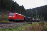 185 074-2 DB Schenker zieht eine amerikanischen Pioniereinheit über die Frankenwaldrampe bei Förtschendorf am 09.10.2015.