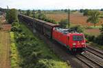 Mit vollen Redbull Dosen fuhr am 22.08.2014 die 185 211-0 bei Auggen in Richtung Norden.