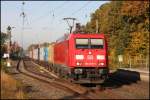 185279 kam am 4.11.2015 um 9.43 Uhr mit einem Container Zug Richtung Hannover durch Langwedel.