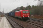 21.12.2015 Ludwigsfelde. 185 284 mit vergessenen Rückstrahlscheiben / Zugschlußsignal (ex Zg3) an Containerzug südwärts