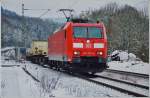 185 155-9 mit einen Containerzug in Vollmerz zu sehen am 19.01.16.