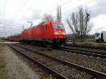 185 207-8 braust mit leerem Containertragwagenzug bei Bruck/L.